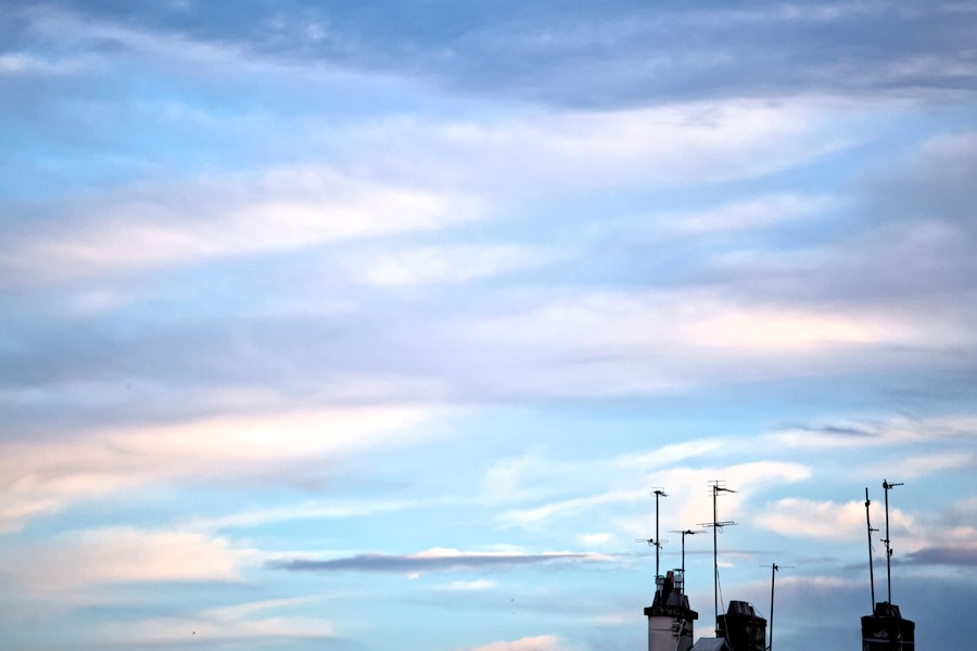 Une mer de nuages et de ciel bleu où voguent des cheminées-bateaux